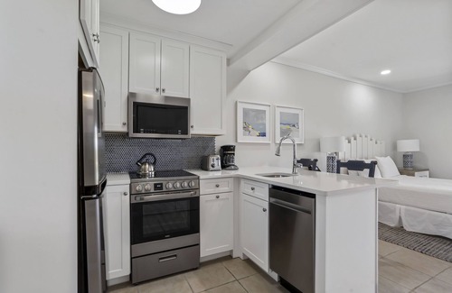Napeague Apartment | Oceanfront Bliss at Windward Shores Resort - Rated 8.8/10