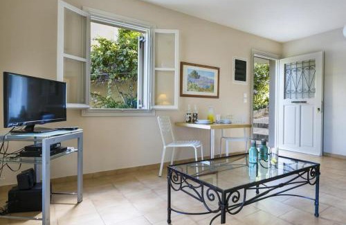 Fiskardo Apartment | Cozy Windward Suite with Oceanfront Views in Fiscardo