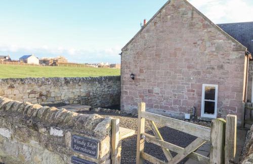 Beadnell House | Cozy Windy Edge Farmhouse: Pet & Child Friendly Retreat