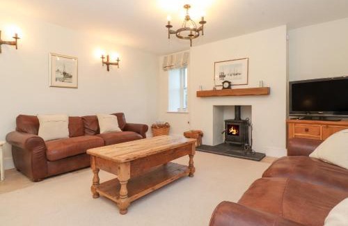 Beadnell House | Cozy Windy Edge Farmhouse: Pet & Child Friendly Retreat