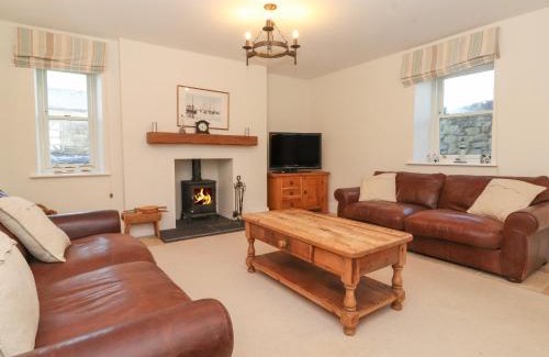 Beadnell House | Cozy Windy Edge Farmhouse: Pet & Child Friendly Retreat