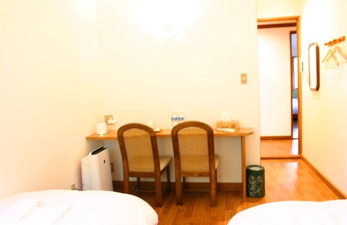 Yamanakako Hotel | Cozy Windy Hill Room 12 Twin Bed with Breakfast