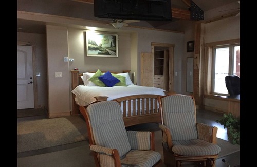 Honeyville House | Windy Poplars Cottage (near Crystal Hot Springs)