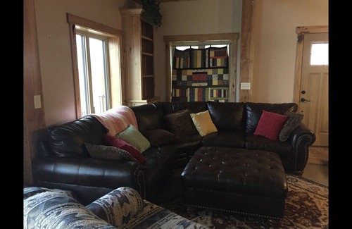 Honeyville House | Windy Poplars Cottage (near Crystal Hot Springs)
