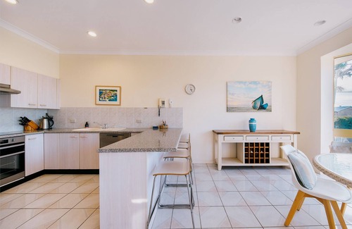 Black Head Apartment | Indulge in Oceanfront Dining with Breathtaking Views