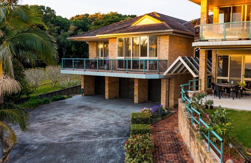 Black Head Apartment | Indulge in Oceanfront Dining with Breathtaking Views