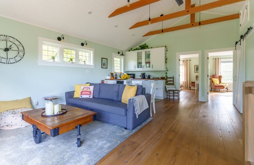 Niagara-on-the-Lake Bed & Breakfast | Inviting Farmhouse Loft Overlooking Wine Country Views