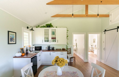 Niagara-on-the-Lake Bed & Breakfast | Inviting Farmhouse Loft Overlooking Wine Country Views