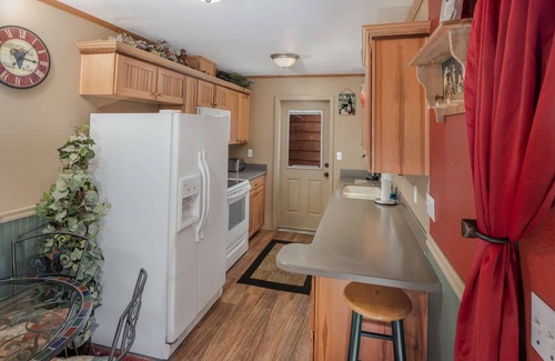 Dayton House | Pet Friendly Wine Country Cottage Near Vineyard Retreat