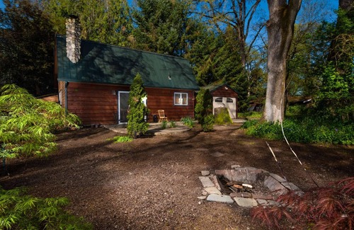 Dayton House | Pet Friendly Wine Country Cottage Near Vineyard Retreat