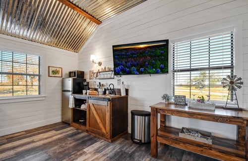 Fredericksburg Cottage | Scenic Wine Country Cottage with Ocean View and Breakfast
