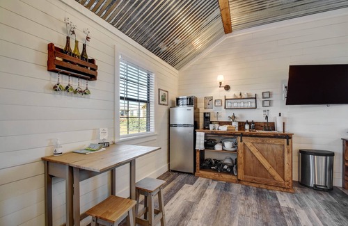 Fredericksburg Cottage | Scenic Wine Country Cottage with Ocean View and Breakfast