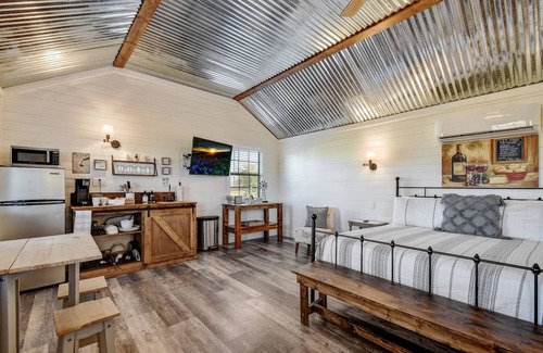 Fredericksburg Cottage | Scenic Wine Country Cottage with Ocean View and Breakfast