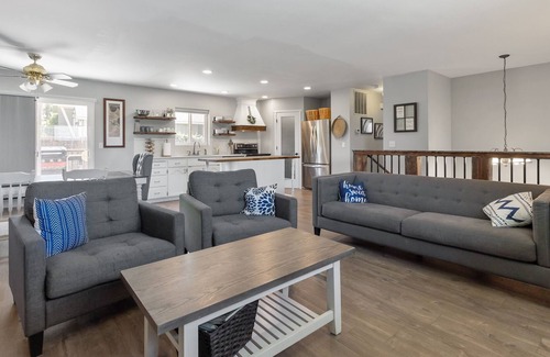 Prosser House | Wine Country: Dual living rooms, Close to downtown, Great views