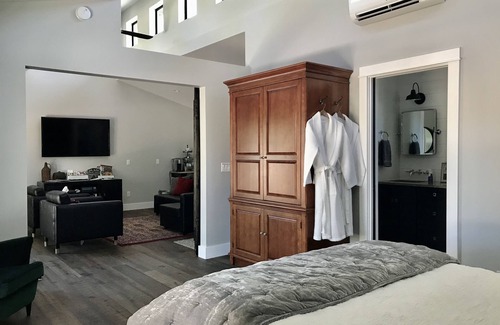 Sonoma House | Unforgettable Wine Country Getaway with Breakfast Included