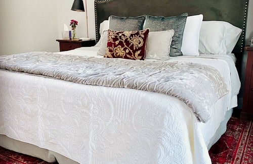 Sonoma House | Unforgettable Wine Country Getaway with Breakfast Included