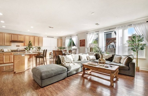 Windsor House | Indulge in a Unique 6 BDRM Stay with Wine Tasting Experience