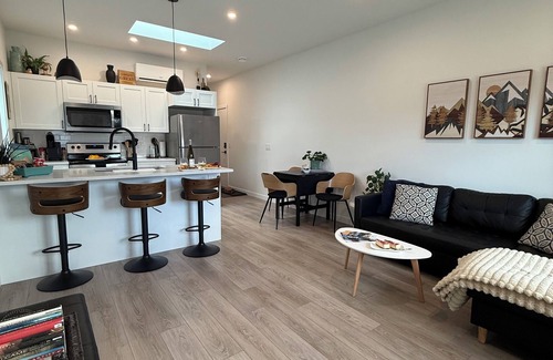 Central Okanagan House | Wine Country Retreat 2BR Whole Home Near 7 Wineries, Lakes, Airport & UBCO.