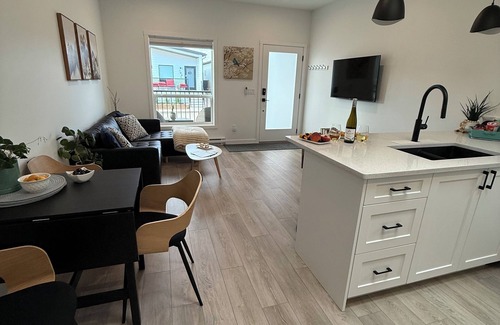 Central Okanagan House | Wine Country Retreat 2BR Whole Home Near 7 Wineries, Lakes, Airport & UBCO.