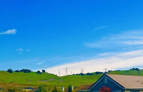 American Canyon House | Experience Wine Country Stay with Mountain Views & Breakfast