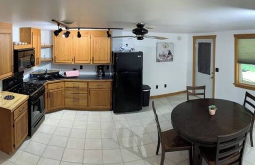 Cobden House | Wine Country Suite B - Hike, Bike, Canoe & Winenn