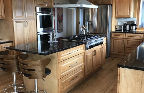 Newberg House | Scenic Wine Country Retreat with Spa and Breakfast