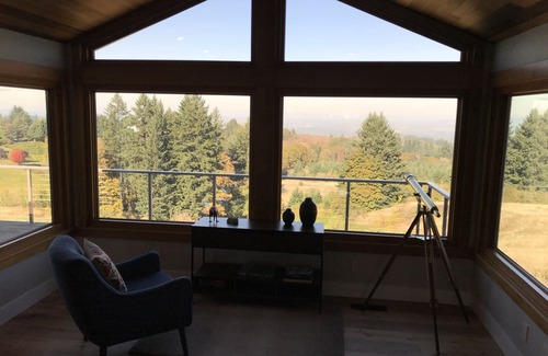 Newberg House | Scenic Wine Country Retreat with Spa and Breakfast