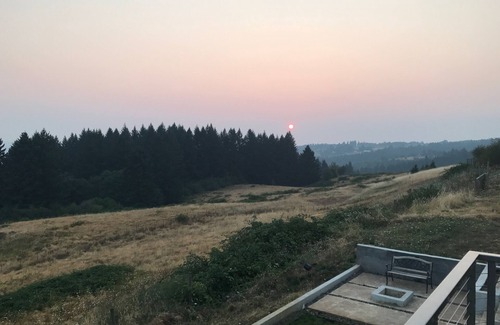 Newberg House | Scenic Wine Country Retreat with Spa and Breakfast