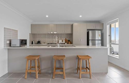 Cessnock House | Prime Location - Wine Down, Steps from Cessnock CBD