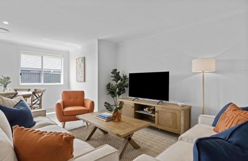 Cessnock House | Prime Location - Wine Down, Steps from Cessnock CBD