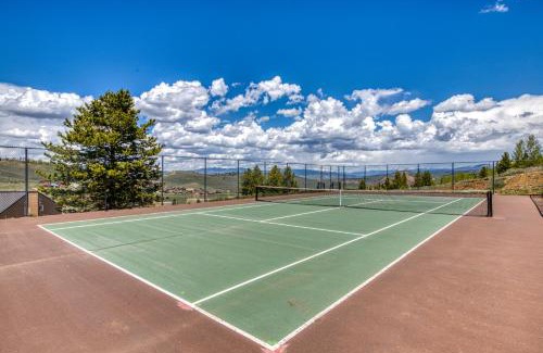 Silvercreek Hotel | Relax and Unwind at Wine Down in Granby with Pool Access
