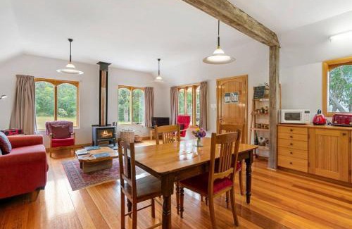 Kettering Apartment | Wine Loft - Cosy Country Retreat with Ocean Views