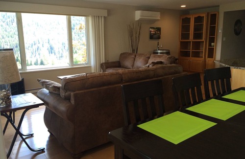 Okanagan-Similkameen House | Gorgeous Wine Lover's Retreat with Lake and Vineyard Views