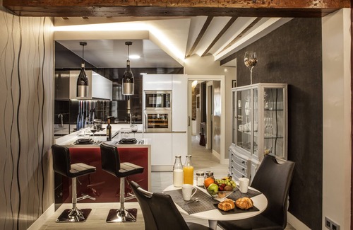 Haro Apartment | Wine & Soul Suites: Relaxing Retreat with Spa and Hot Tub