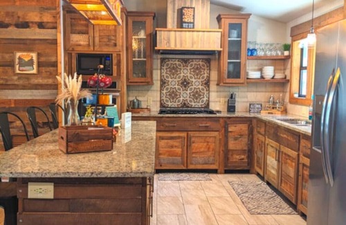 Broken Bow Cabin | Unwind at Wine Time: Pet-Friendly Suites with Hot Tub