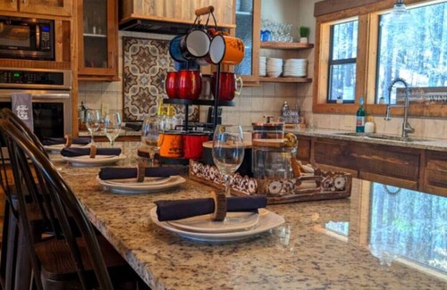 Broken Bow Cabin | Unwind at Wine Time: Pet-Friendly Suites with Hot Tub