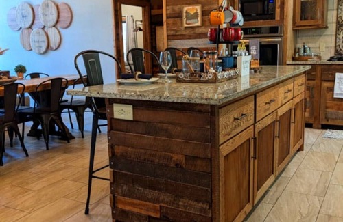 Broken Bow Cabin | Unwind at Wine Time: Pet-Friendly Suites with Hot Tub