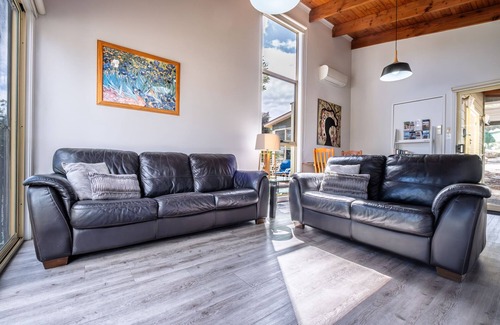 Freycinet Apartment | Cozy Wineglass Hotel: Family-Friendly with Kitchen Access