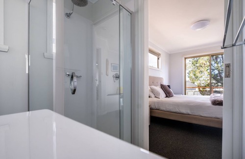 Freycinet Apartment | Cozy Wineglass Hotel: Family-Friendly with Kitchen Access