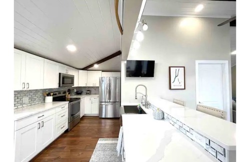 Dundee Cottage | Beautiful Newly Renovated Lakefront Cottage with Hot Tub