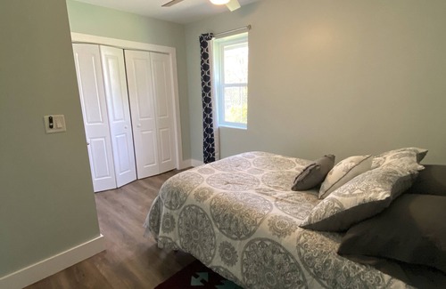 Hendersonville House | Discover Wineries Mountain Studio Getaway with Ocean Views!