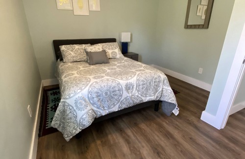 Hendersonville House | Discover Wineries Mountain Studio Getaway with Ocean Views!