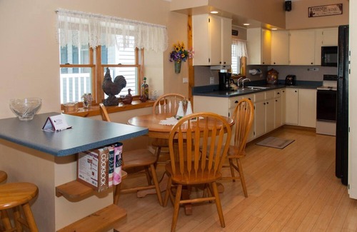 Dresden Cottage | Pet-Friendly Winey Duck Cottage with Hot Tub & Lake Views