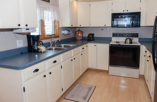 Dresden Cottage | Pet-Friendly Winey Duck Cottage with Hot Tub & Lake Views