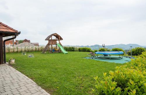 Bostanj House | Relaxing Wineyard Getaway House with Hot Tub & Pet Friendly