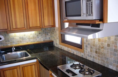 Kaslo Cottage | Top-Rated Wing Creek Resort with Ocean & Lake Views