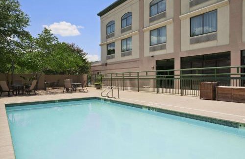 Round Rock Hotel | Relax at Wingate by Wyndham with Pool and Family Amenities