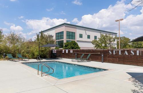 Round Rock Hotel | Relax at Wingate by Wyndham with Pool and Family Amenities