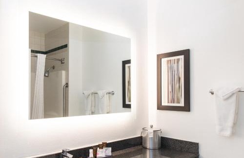 Round Rock Hotel | Relax at Wingate by Wyndham with Pool and Family Amenities