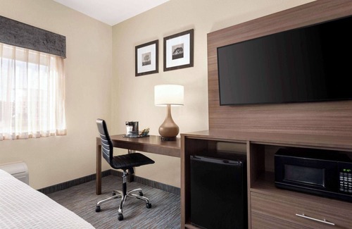 Appleton Hotel | Relax at Wingate by Wyndham Appleton with Pool & Spa